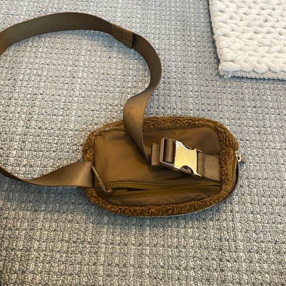 Lululemon (they don’t make it anymore) fuzzy woman’s crossbody bag - Picture 6 of 6